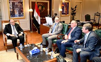 وزير الصناعة يبحث مع ممثلي شركتين خطط انشاء مشروع لإنتاج سيانيد الصوديوم في مصر