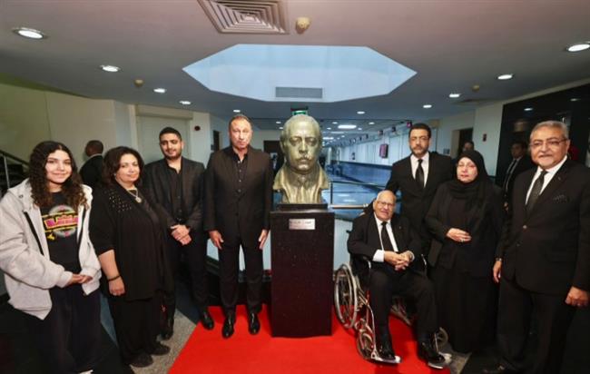 مجلس إدارة الأهلي يزيح الستار عن تمثال العامري فاروق 