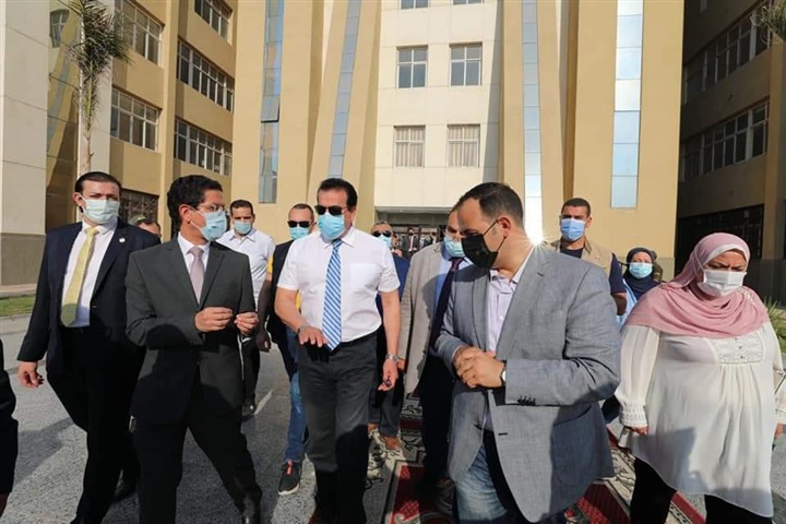 وزير التعليم العالي يتفقد مركز الاختبارات الإلكترونية بجامعة بنها