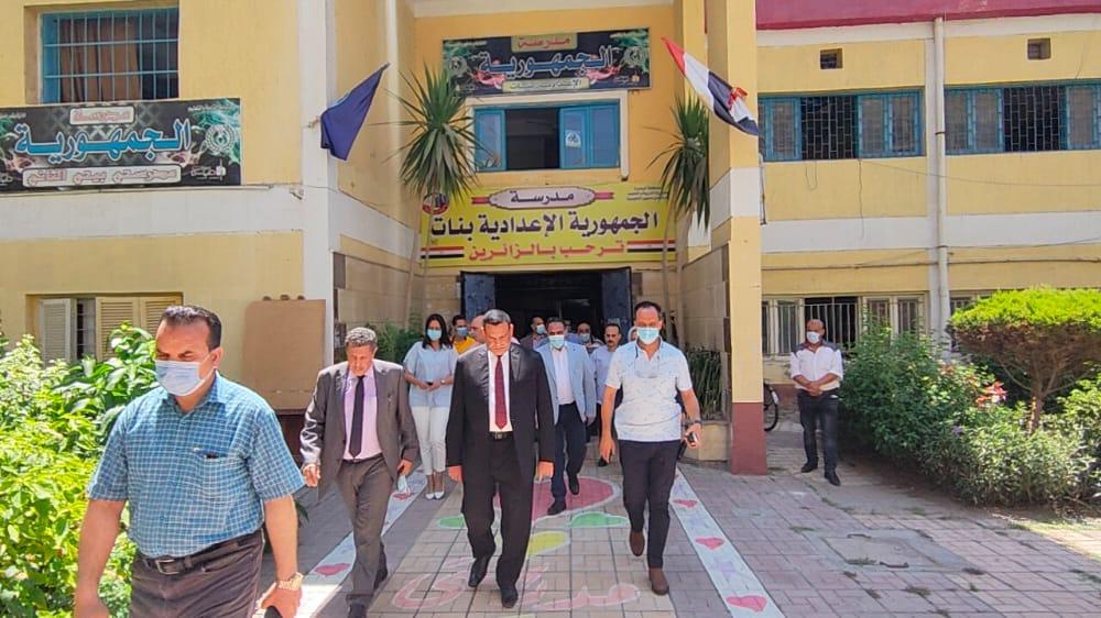 محافظ البحيرة يتفقد بعض المدارس لمتابعة الإستعداد لإمتحانات الثانوية العامة