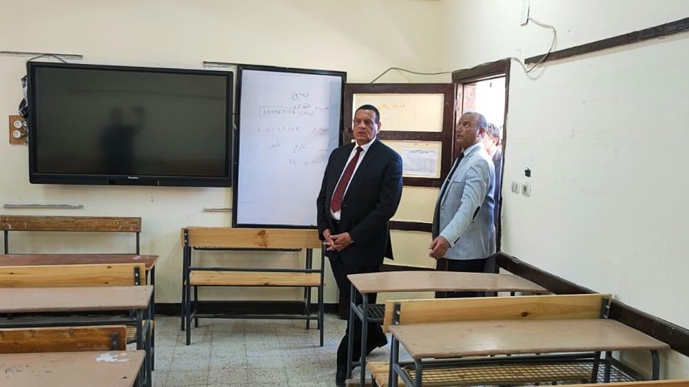 محافظ البحيرة يتفقد بعض المدارس لمتابعة الإستعداد لإمتحانات الثانوية العامة