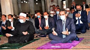   محافظ الغربية ومفتى الديار المصرية يؤديان صلاة الجمعة بالمسجد الأحمدى بطنطا