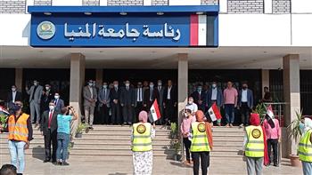   رئيس جامعة المنيا يشارك طلاب الجامعة تحية العلم 