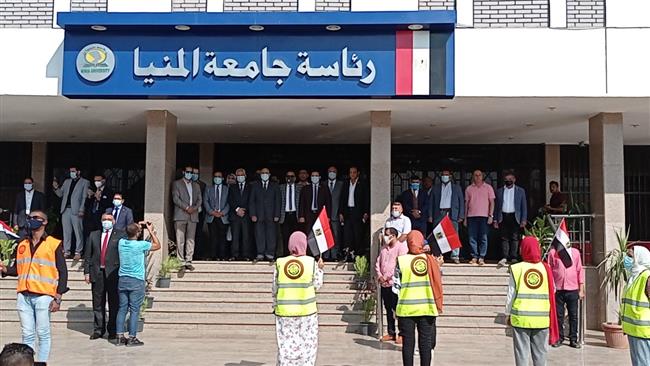 رئيس جامعة المنيا يشارك طلاب الجامعة تحية العلم 