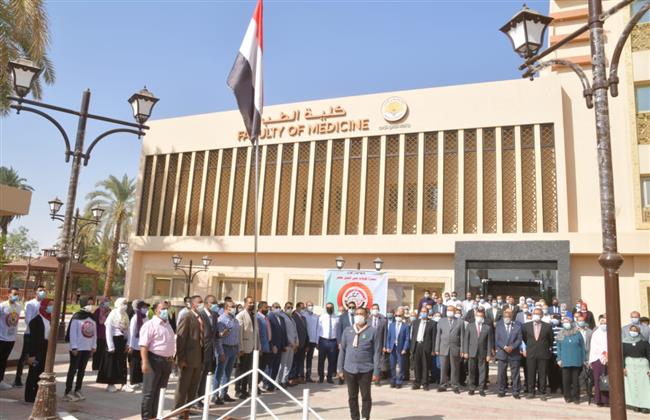 «الوادى الجديد» تستقبل العام الجامعى الجديد بكلية الطب البشرى بتحية العلم