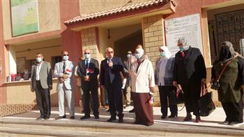   محافظ بورسعيد يشهد طابور الصباح وتحية العلم بـبورسعيد الثانوية بنات