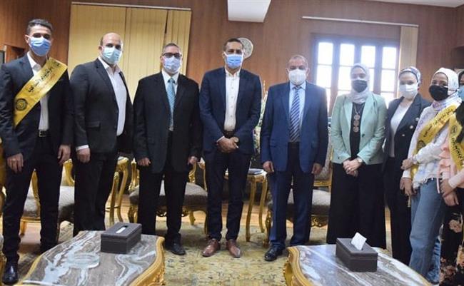 رئيس جامعة بنى سويف يكرم  الطلاب المتميزين بأول برنامج خاص بالكيمياء الحيوية