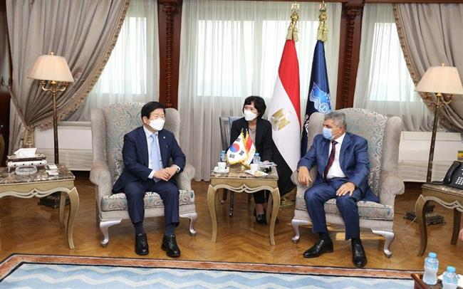 قناة السويس تبحث سبل التعاون المشترك مع كوريا الجنوبية