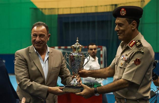  الخطيب واللواء خالد شكري يسلمان «كأس شهداء أكتوبر» للفريق الفائز في احتفالية الأهلي بذكرى النصر