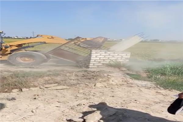 إزالة 80 حالة تعد بالبحيرة 