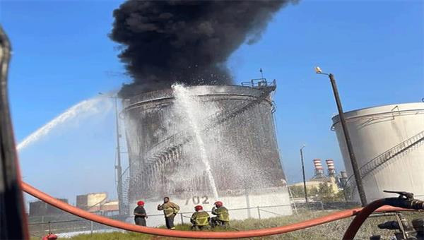الدفاع المدني اللبناني: السيطرة تماما على حريق خزان نفط الزهراني ولا إصابات