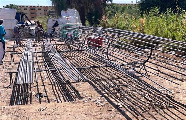 محافظ أسوان يلتقى مستثمرين ورجال أعمال لبحث توفير فرص عمل 