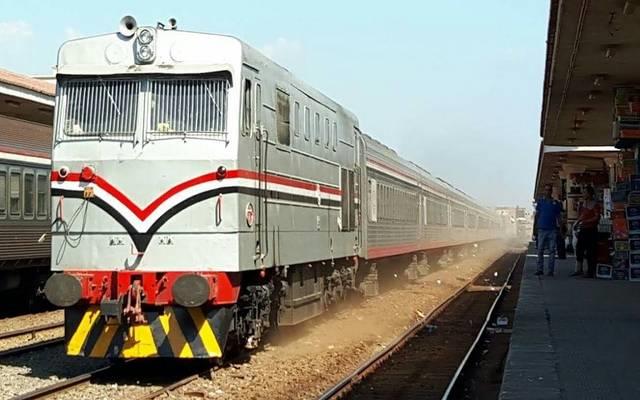 قطار ينهى حياة شاب ويصيب أخر فى قنا