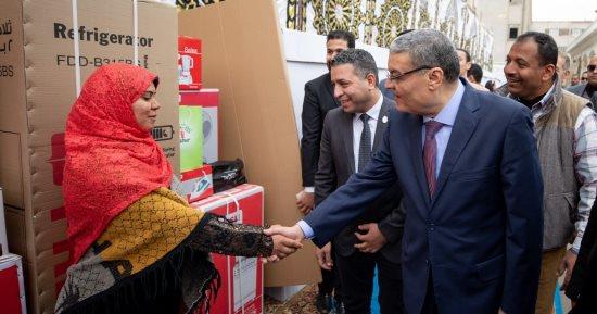 محافظ المنيا يسلم 30 فتاة تجهيزات الزواج ضمن «دكان الفرحة»