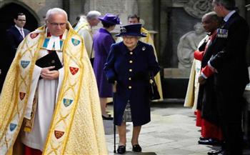   الملكة إليزابيث تستخدم عصا المشي أثناء خروجها إلى كنيسة وستمنستر