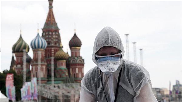 طبيب روسي يرجح الحاجة إلى لقاح آخر حال انخفاض فاعلية تطعيمات كورونا