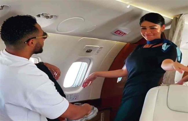 بعد أبو اليسر.. محمد رمضان يرقص داخل طائرة: المضيفة الفرفوشة رزق| فيديو