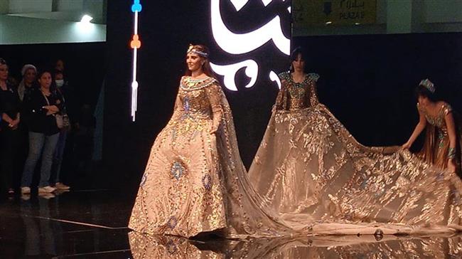 بفستان فرعوني.. حنان مطاوع تتألق خلال عرض  أزياء هاني البحيري بمعرض تراثنا