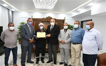 محافظ قنا يكرم عامل نظافة لتفانيه وإخلاصه في العمل