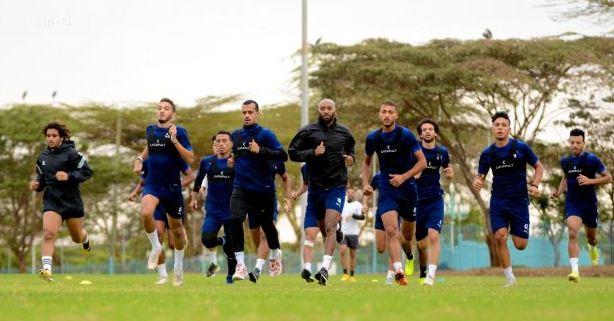 لاعبو الزمالك يخوضون تدريبات بدنية وإطالات بفندق الإقامة في كينيا