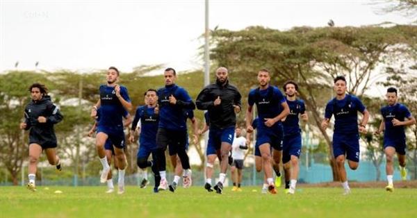 لاعبو الزمالك يخوضون تدريبات بدنية وإطالات بفندق الإقامة في كينيا