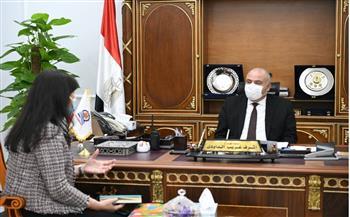 محافظ قنا يلتقي بفريق برنامج النمو الأخضر 