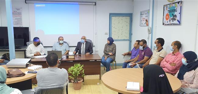 رئيس شركة مياه المنوفية يجتمع برؤساء وحدات الإيرادات بالشركة