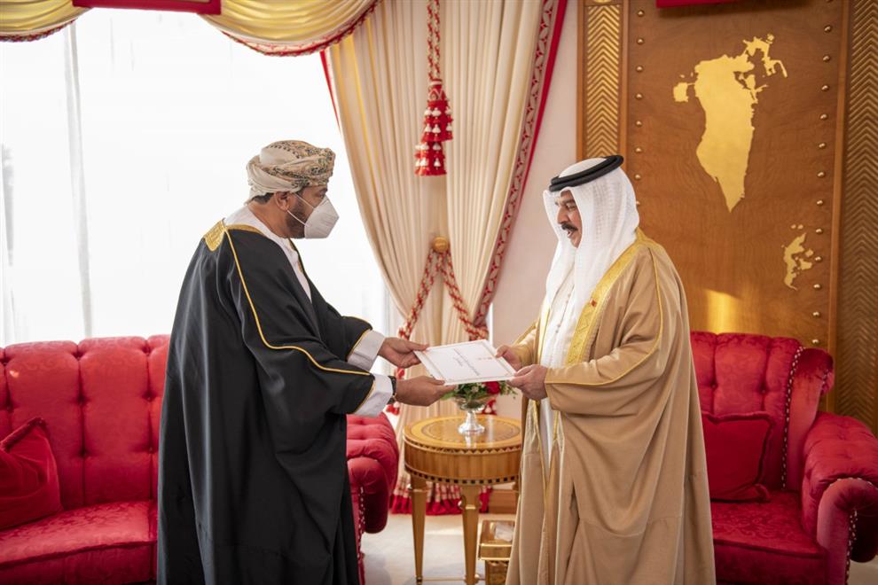 رسالة خطية من سلطان عُمان إلى ملك البحرين حول العلاقات الثنائية