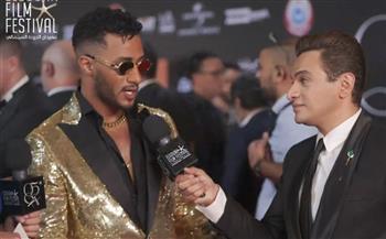 محمد رمضان ببدلة ذهبي ونظارة شمسية في افتتاح الجونة