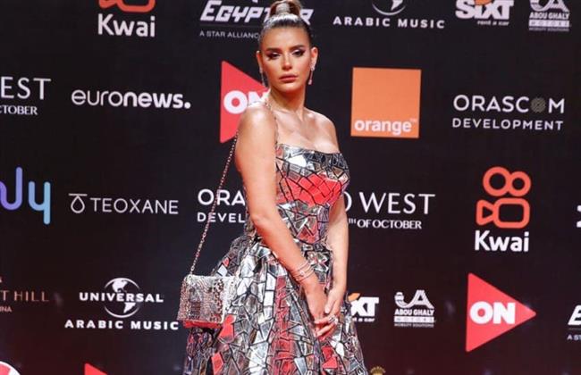 هبة السيسي بفستان من قطع الزجاج في افتتاح الجونة