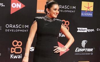 أمينة خليل بفستان إسود جذاب في افتتاح الجونة