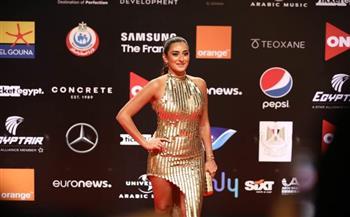 شاهد.. إطلالات كلاسيكية للفنانات في ثاني أيام «الجونة» خوفاً من الأنتقاد