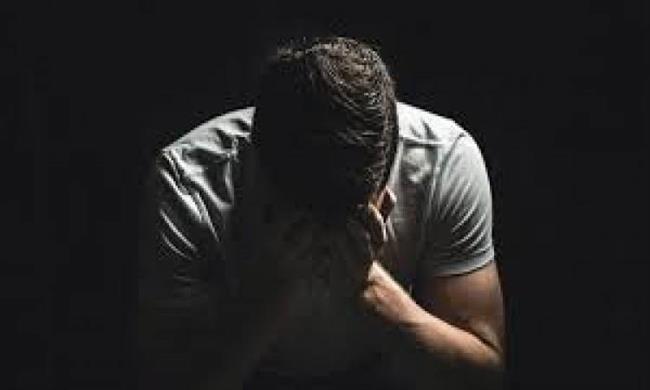 محتضنا جثمانه.. أب يموت حزنا على ابنه ويفارق الحياة 