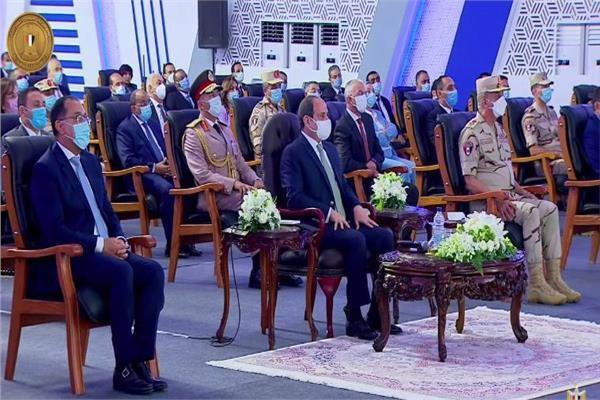 فيديو.. هنعمل إيه؟.. الرئيس السيسي يروي موقفا تعرض له بسبب القمامة بالشوارع