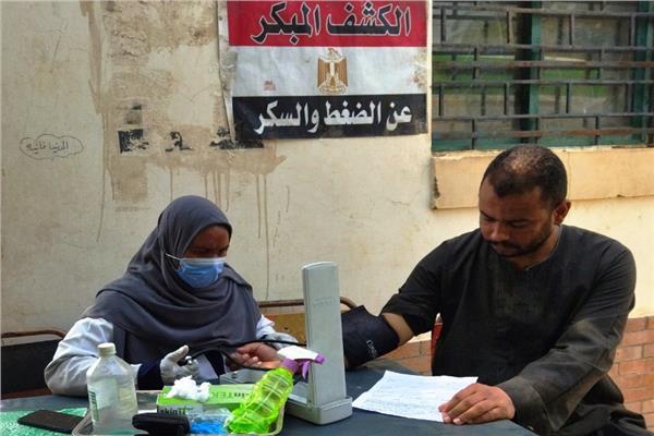 محافظ أسوان يتابع جهود القوافل الطبية المجانية بقرى «حياة كريمة»