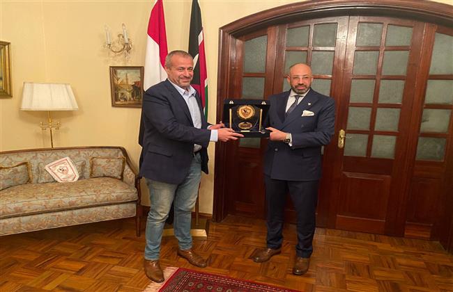 المندوه يمنح السفير المصري في كينيا درع وشعار الزمالك