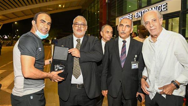 مدير الكرة بالأهلى يهدى السفير المصرى بالنيجر درع النادى