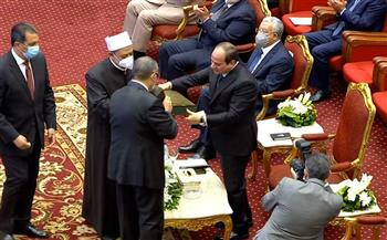   شيخ الأزهر يهدي الرئيس السيسي نسخة من مصحف الأزهر الشريف