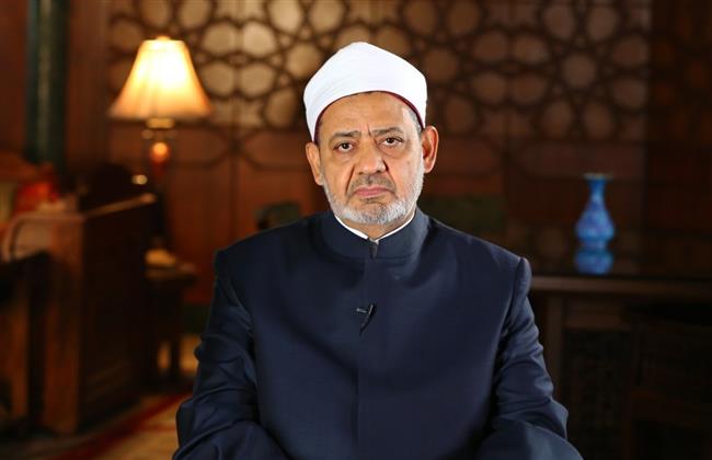 بالفيديو.. شيخ الأزهر يهدى الرئيس السيسي نسخة من المصحف الشريف