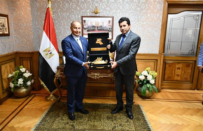 وزير الرياضة يلتقى وفد الاتحاد الدولى للسباحة