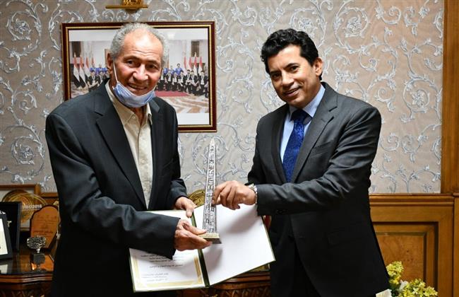 وزير الرياضة يستقبل رئيس الاتحاد الدولي لليد بديوان عام الوزارة