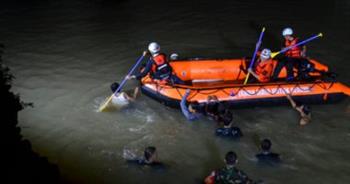   غرق 11 طالبا وإنقاذ 10 آخرين خلال نزهة مدرسية لتنظيف نهر فى إندونيسيا  