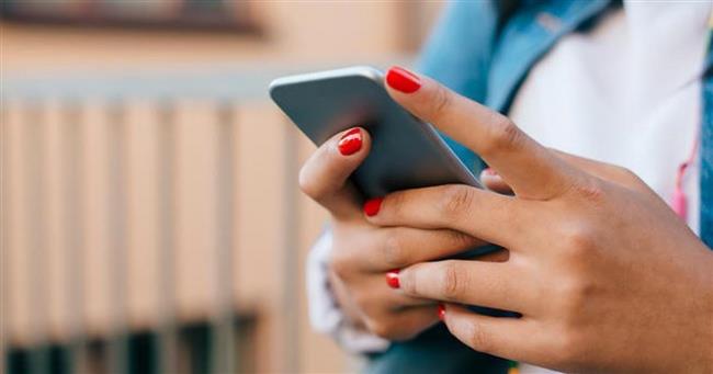 «الإفتاء» يوضح حكم تفتيش المرأة لتليفون زوجها أو العكس