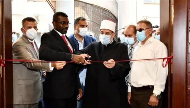 رئيس جامعة عين شمس يُهدى درع الجامعة لوزيرى الأوقاف المصرى والسودانى 