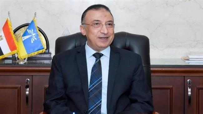 محافظ الاسكندرية يوزع الحلوي علي الأطفال في المولد النبوي