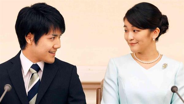 وكالة الأنباء اليابانية: خطيب الأميرة ماكو يزور والديها قبل زفافهما