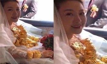 هدية من العريس.. فتاة ترتدى 60 كيلوجرام من الذهب يوم زفافها