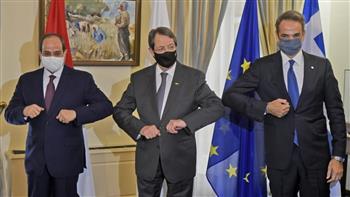   السيسي يشارك في صورة تذكارية مع رئيس وزراء اليونان ورئيس قبرص