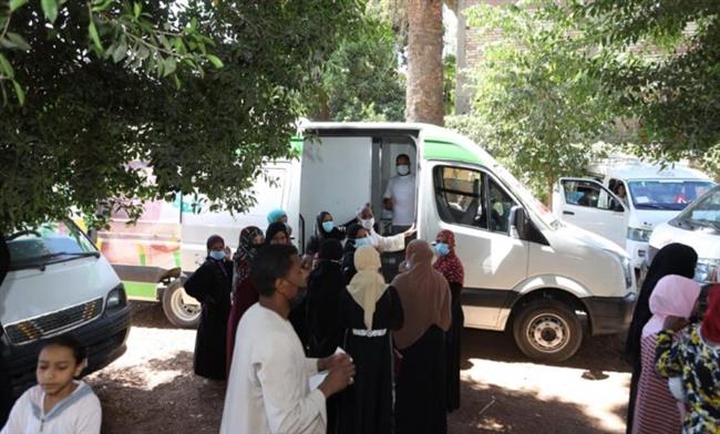 الكشف على ٩٤٦ مواطن في قافلة طبية مجانية بقنا 