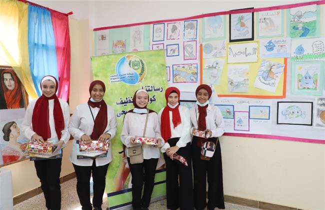 طالبات مدرسة النهضة يعبرن عن أهمية المياه بلوحات أسترشادية فى أسيوط